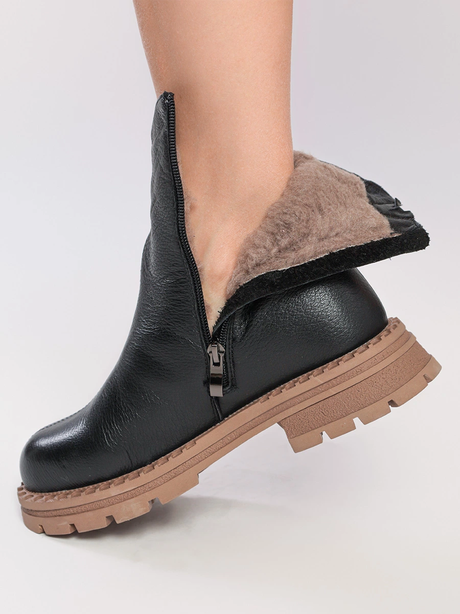 Ботинки-чанки черного цвета с рельефным протектором